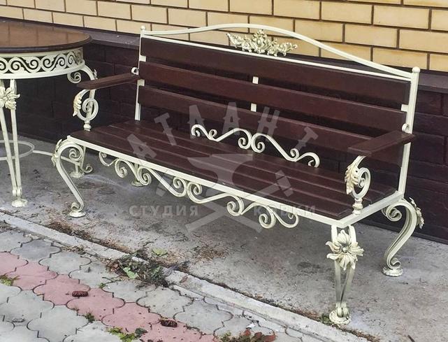 Кованая скамейка с розетками и завитками КС-298