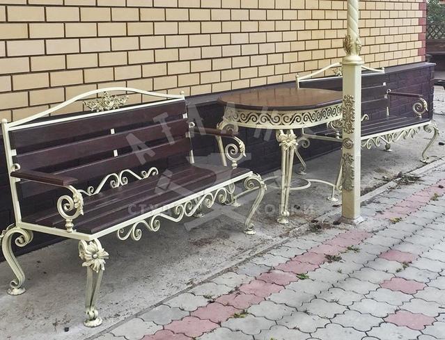 Кованая скамейка с розетками и завитками КС-298